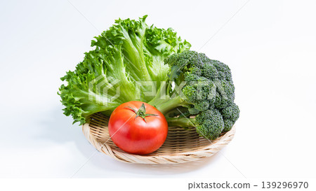 各種沙拉蔬菜:白色背景上的新鮮生菜、綠花椰菜和番茄。 各種沙拉蔬菜:白色背景上的新鮮生菜、綠花椰菜和番茄。 139296970