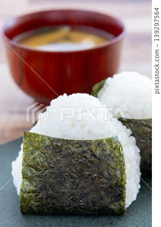 美味的飯糰,用海苔包裹,配味噌湯 美味的飯糰,用海苔包裹,配味噌湯 139297564