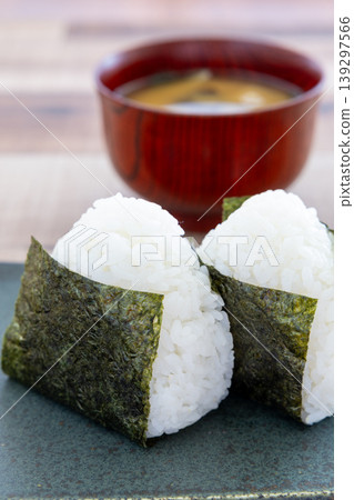 美味的飯糰,用海苔包裹,配味噌湯 美味的飯糰,用海苔包裹,配味噌湯 139297566
