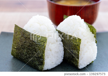 美味的飯糰，用海苔包裹，配味噌湯 139297573