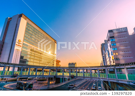 A new era for Yokohama's urban landscape… The sunset reflected in the windows of Shin-Yokohama Station, contrails… A ray of hope = 17th A new era for Yokohama's urban landscape… The sunset reflected in the windows of Shin-Yokohama Station, contrails… A ray of hope = 17th 139297820