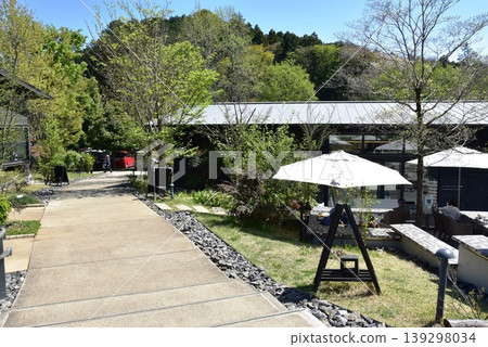 Machida Yakushiike Park Shikisai no Mori West Garden (Welcome Gate): Tourist facilities, walking paths, and fresh greenery. Machida Yakushiike Park Shikisai no Mori West Garden (Welcome Gate): Tourist facilities, walking paths, and fresh greenery. 139298034