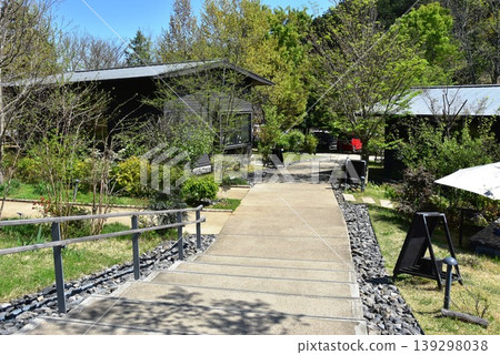 Machida Yakushiike Park Shikisai no Mori West Garden (Welcome Gate): Tourist facilities, walking paths, and fresh greenery. 139298038