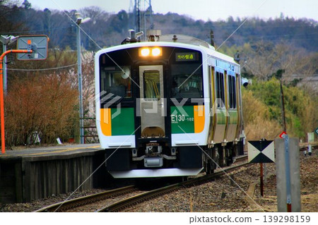 連接內房和內陸房總半島的非電氣化線路…JR久留裡線，KiHa E130系列100系列 139298159