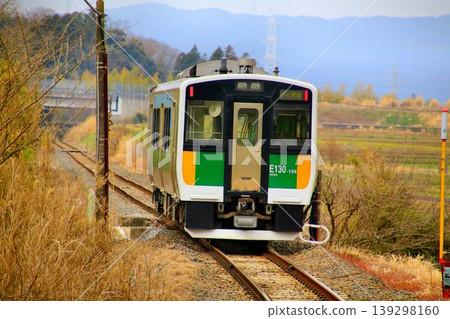 連接內房和內陸房總半島的非電氣化線路…JR久留裡線，KiHa E130系列100系列 139298160
