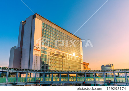 A new era for Yokohama's urban landscape… Views of Shin-Yokohama Station, the sunset reflected in the windows, contrails, and more… A ray of hope = 17th 139298174
