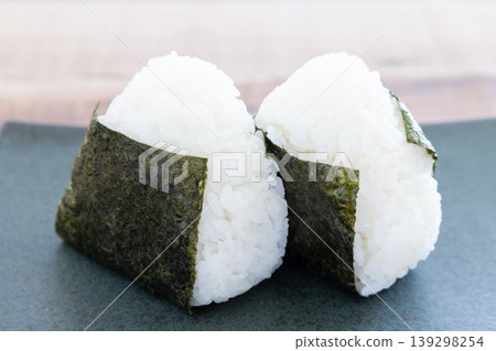 Delicious rice balls wrapped in seaweed Delicious rice balls wrapped in seaweed 139298254