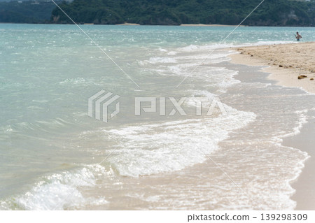 The sea at the water's edge The sea at the water's edge 139298309