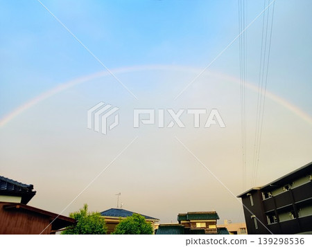 雨後出現了一道彩虹,宛如繪本中的風景。 雨後出現了一道彩虹,宛如繪本中的風景。 139298536