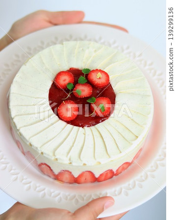 Strawberry Fraisier 139299136