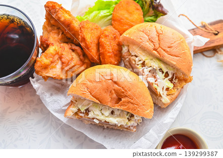 Sliced chicken tatsuta-age burger Sliced chicken tatsuta-age burger 139299387