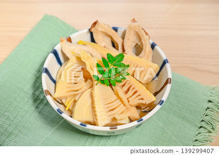 Simmered bamboo shoots and fish cake 139299407