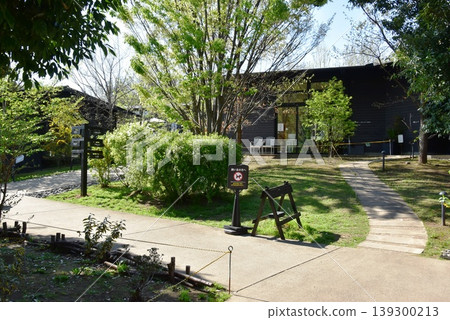 町田藥師池公園四季彩之森西庭園（迎賓門）的步道與鬱鬱蔥蔥 139300213
