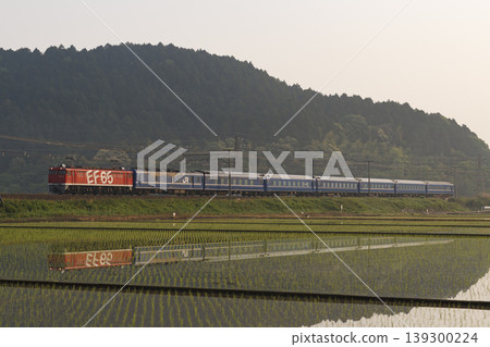 EF65-1118 pulling the sleeper express "Ginga" EF65-1118 pulling the sleeper express "Ginga" 139300224