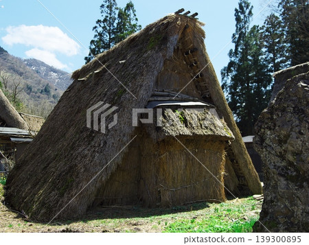 Primitive gassho-zukuri huts in the Ainokura Gassho-zukuri village 139300895