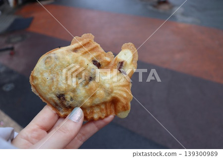 Hand holding a bungeopan Hand holding a bungeopan 139300989