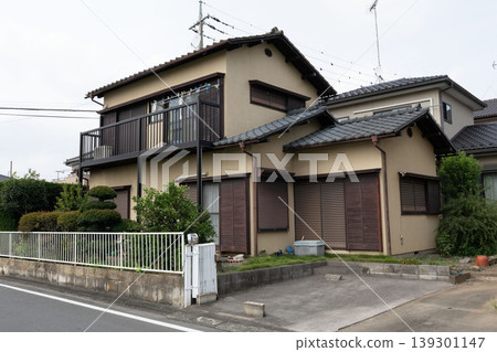 一棟現代日式獨棟住宅，位於安靜的住宅區/郊區住宅開發案中 139301147