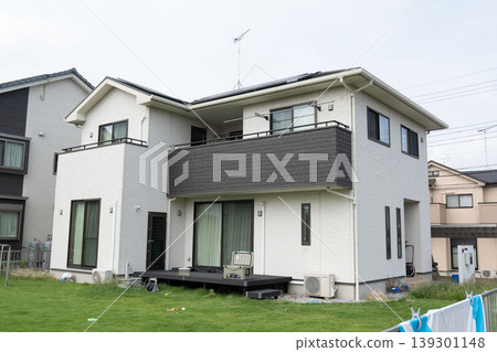一棟現代日式獨棟住宅，位於安靜的住宅區/郊區住宅開發案中 139301148