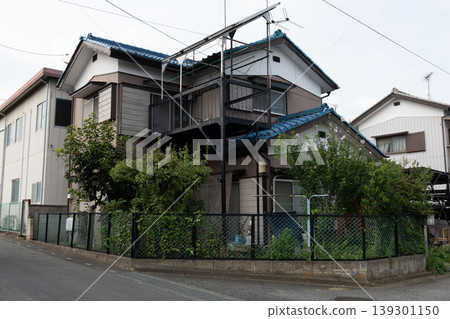 一棟現代日式獨棟住宅，位於安靜的住宅區/郊區住宅開發案中 139301150