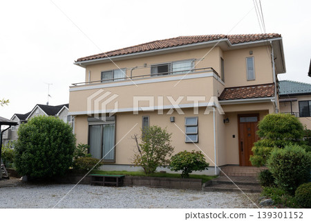 一棟現代日式獨棟住宅，位於安靜的住宅區/郊區住宅開發案中 139301152