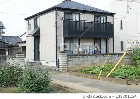 一棟現代日式獨棟住宅，位於安靜的住宅區/郊區住宅開發案中 139301154