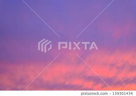在夕陽下沾染的雲 139301434