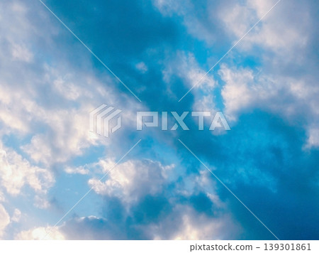 Soft white clouds spread across the blue sky, creating a refreshing early summer atmosphere. Soft white clouds spread across the blue sky, creating a refreshing early summer atmosphere. 139301861