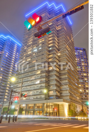 夜幕降臨，高聳的公寓大樓和交通號誌在城市上空閃耀。 139301882