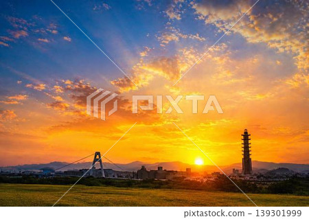 夕陽的光芒灑滿天空,勾勒出城市的輪廓。 夕陽的光芒灑滿天空,勾勒出城市的輪廓。 139301999