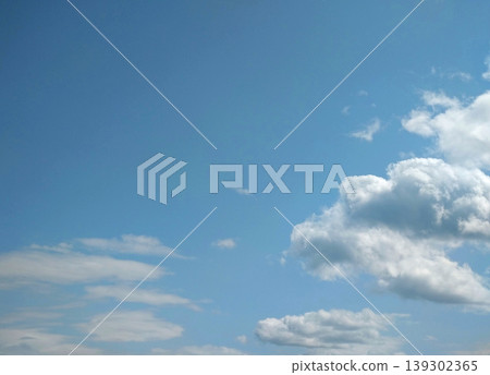 背景圖片為藍天白雲,隱約可見一道彩虹。 背景圖片為藍天白雲,隱約可見一道彩虹。 139302365