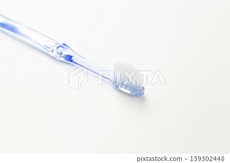 白色背景上的牙刷 白色背景上的牙刷 139302448