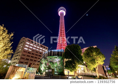 橫濱市，夜景中橫濱海洋塔燈火輝煌，一片紅色。 139302756
