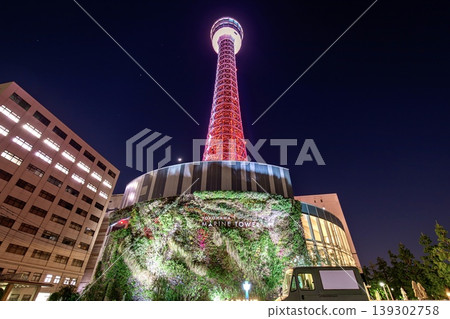 橫濱市,夜景中橫濱海洋塔燈火輝煌,一片紅色。 橫濱市,夜景中橫濱海洋塔燈火輝煌,一片紅色。 139302758