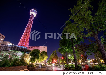 橫濱市,夜景中橫濱海洋塔燈火輝煌,一片紅色。 橫濱市,夜景中橫濱海洋塔燈火輝煌,一片紅色。 139302759