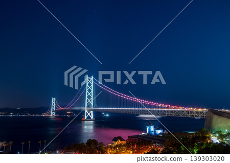【夜景】從神戶舞妓處看到的燈火輝煌的明石海峽大橋、繁星點點的夜空以及淡路島。 【夜景】從神戶舞妓處看到的燈火輝煌的明石海峽大橋、繁星點點的夜空以及淡路島。 139303020