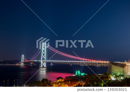 【壯麗夜景】神戶舞妓海濱的明石海峽大橋和珍珠橋在燈光的襯托下顯得格外美麗。 【壯麗夜景】神戶舞妓海濱的明石海峽大橋和珍珠橋在燈光的襯托下顯得格外美麗。 139303021