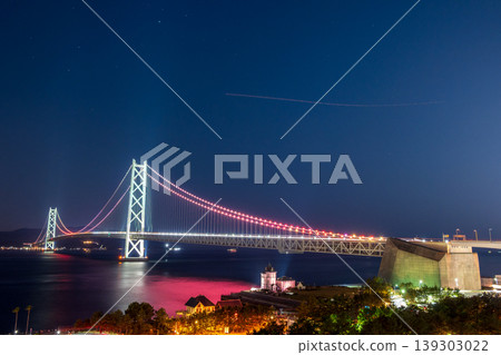 [Light Trails] The illuminated Akashi Kaikyo Bridge and the trails of airplanes soaring through the night sky - Kobe Maiko 139303022