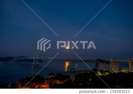 [Moonlit Night] The beautiful moon floating above the Akashi Kaikyo Bridge and the moonlit path illuminating the surface of the sea. 139303023