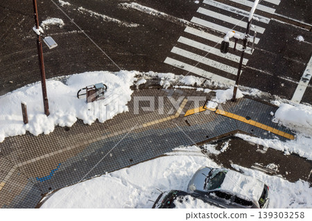 An overhead view of a crossroads and tactile paving on a sidewalk on a snowy day (Takaoka City, Toyama Prefecture) An overhead view of a crossroads and tactile paving on a sidewalk on a snowy day (Takaoka City, Toyama Prefecture) 139303258