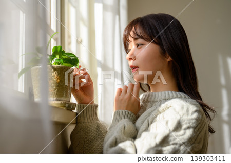 女人和窗邊的植物 139303411