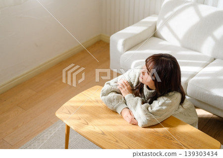 年輕女子在客廳放鬆 139303434