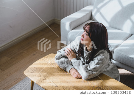 一位女士在房間放鬆休息。 139303438