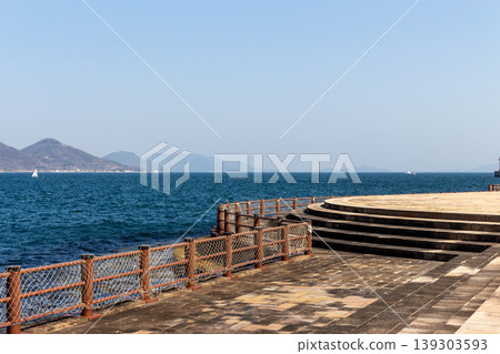 從高松港眺望瀨戶內海:海濱長廊和藍天。 從高松港眺望瀨戶內海:海濱長廊和藍天。 139303593