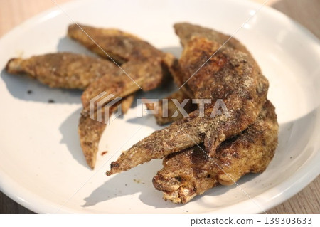 雞翅加了很多胡椒粉 139303633