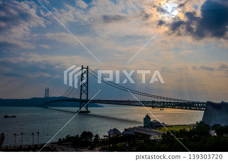 【傍晚景色】夕陽穿透雲層,映襯著明石海峽大橋,景色壯麗-神戶舞妓 【傍晚景色】夕陽穿透雲層,映襯著明石海峽大橋,景色壯麗-神戶舞妓 139303720