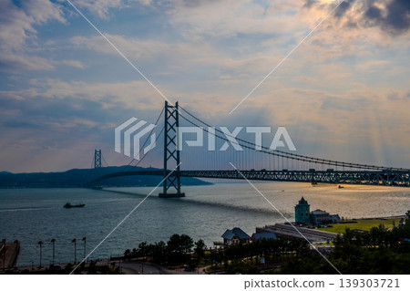 【壯麗景色】明石海峽大橋與美麗雲彩的對比－日落海景 139303721
