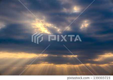 [暮光] 金色的光線透過厚厚的雲層縫隙傾瀉而下－就像傍晚天空中的一束陽光或天使的階梯。 139303723