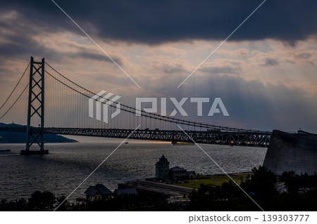 【陽光】夕陽西下,明石海峽大橋的景色如天使之梯般穿透厚厚的雲層-神戶舞妓 【陽光】夕陽西下,明石海峽大橋的景色如天使之梯般穿透厚厚的雲層-神戶舞妓 139303777