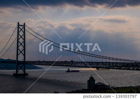 【壯麗景色】夕陽西下,明石海峽上往來的船隻和陽光照亮了明石海峽上的明石海峽大橋。 【壯麗景色】夕陽西下,明石海峽上往來的船隻和陽光照亮了明石海峽上的明石海峽大橋。 139303797