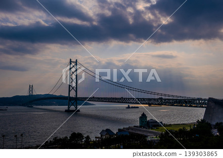 【夢幻美景】天使之梯與明石海峽大橋的剪影-神戶的浪漫夜晚 【夢幻美景】天使之梯與明石海峽大橋的剪影-神戶的浪漫夜晚 139303865